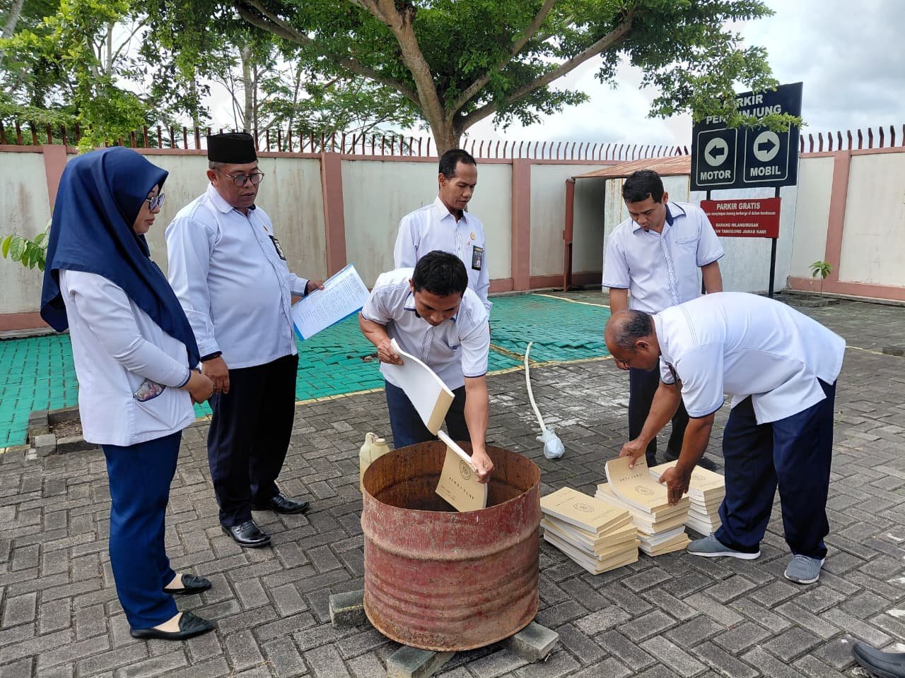 Pemusnahan AC usang